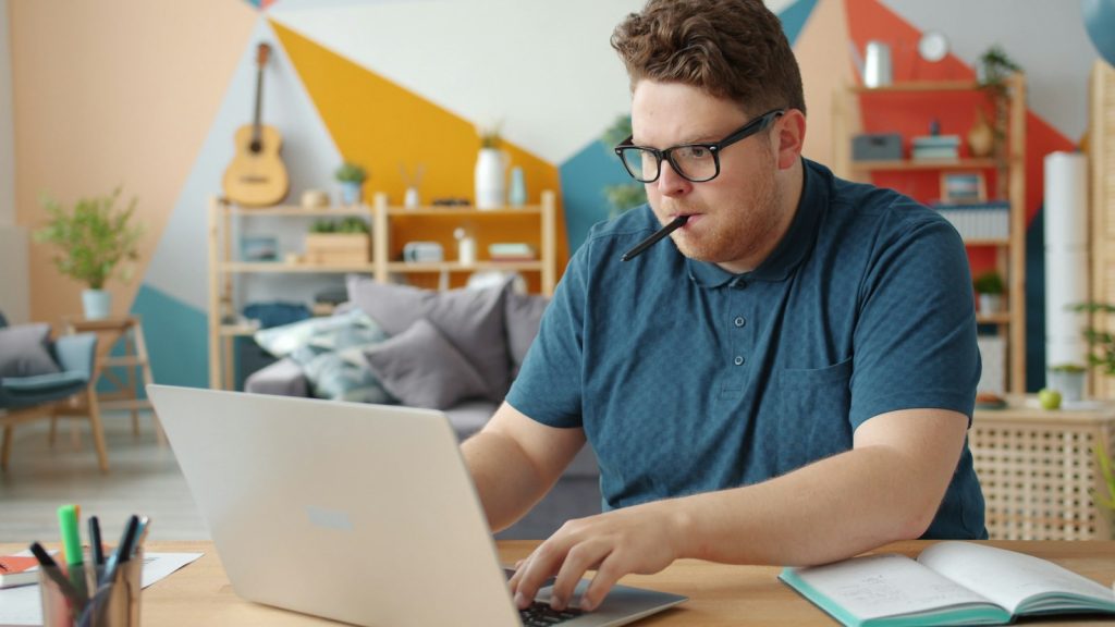 Người dùng laptop và ghi chú